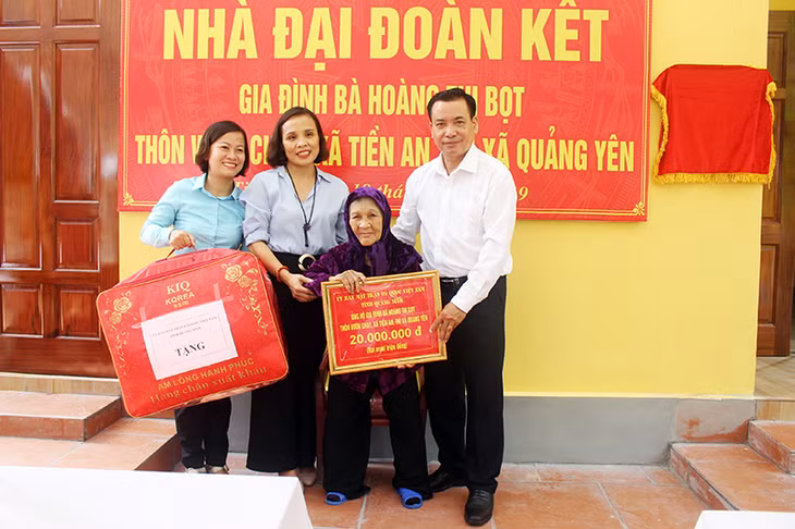 Lãnh đạo MTTQ tỉnh trao số tiền hỗ trợ gia đình bà Bọt.