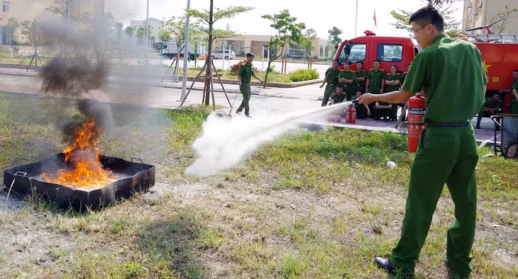 CBCS Công an Uông Bí thực hành dùng bình chữa cháy dập tắt đám cháy.