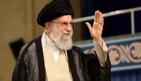 Lãnh tụ tối cao Iran Ali Khamenei tham dự một buổi lễ ở Tehran hôm 16/7. Ảnh: Reuters.