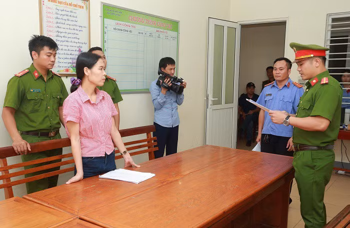  Đối tượng Kim Anh tại cơ quan cảnh sát điều tra