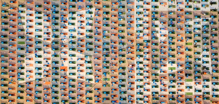Hàng trăm người tập yoga trên một quảng trường tại thành phố biển Nha Trang. Ảnh: Hung Pham.