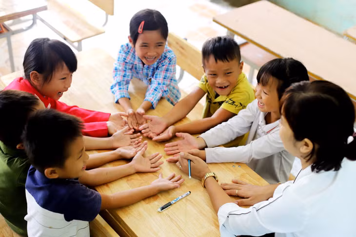 Cô giáo Lê Thị Vân cùng trò chuyện và kiểm tra vệ sinh của trò trong giờ ra chơi.