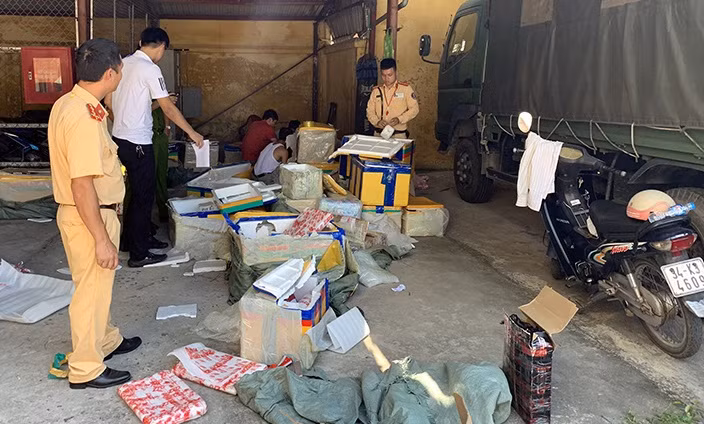 CSGT Công an tỉnh và Công an TP Móng Cái kiểm tra phát hiện xe đông lạnh vận chuyển trái phép trên 3.000 điện thoại.