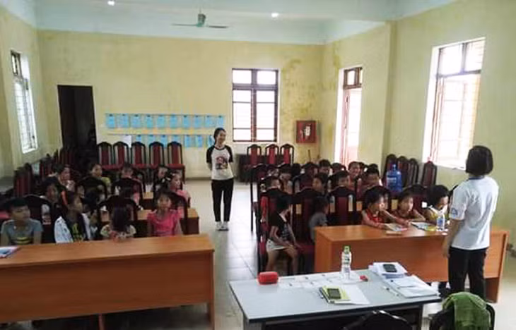 Lớp học ngoại ngữ miễn phí cho học sinh của Đoàn Thanh niên xã Tiền Phong. Ảnh do Đoàn Thanh niên xã Tiền phong cung cấp.