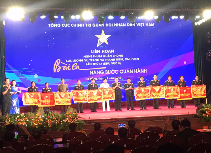 Bộ CHQS tỉnh Quảng Ninh nhận cờ xuất sắc (đứng thứ 4 bên phải ảnh).
