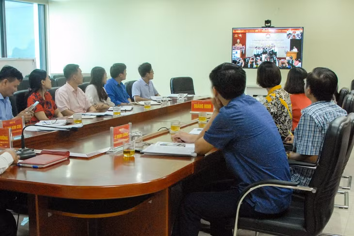 Các đại biểu tại điểm cầu Quảng Ninh theo dõi buổi lễ khai trương hệ thống hội nghị truyền hình trực tuyến MTTQ toàn quốc.
