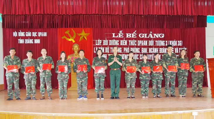 Bế giảng lớp bồi dưỡng QP-AN cho đối tượng 3 (khóa 36)