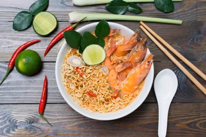 Mì chứa nhiều carbohydrate, sau khi ăn sẽ chuyển thành chất béo gây đầy bụng, béo phì. Ảnh: Getnews