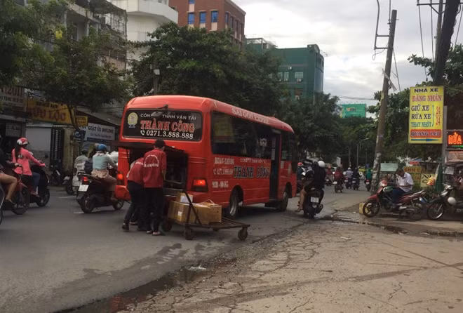 Xe Thành Công đứng lên hàng hoá khá lâu trên quốc lộ 13, quận Bình Thạnh.