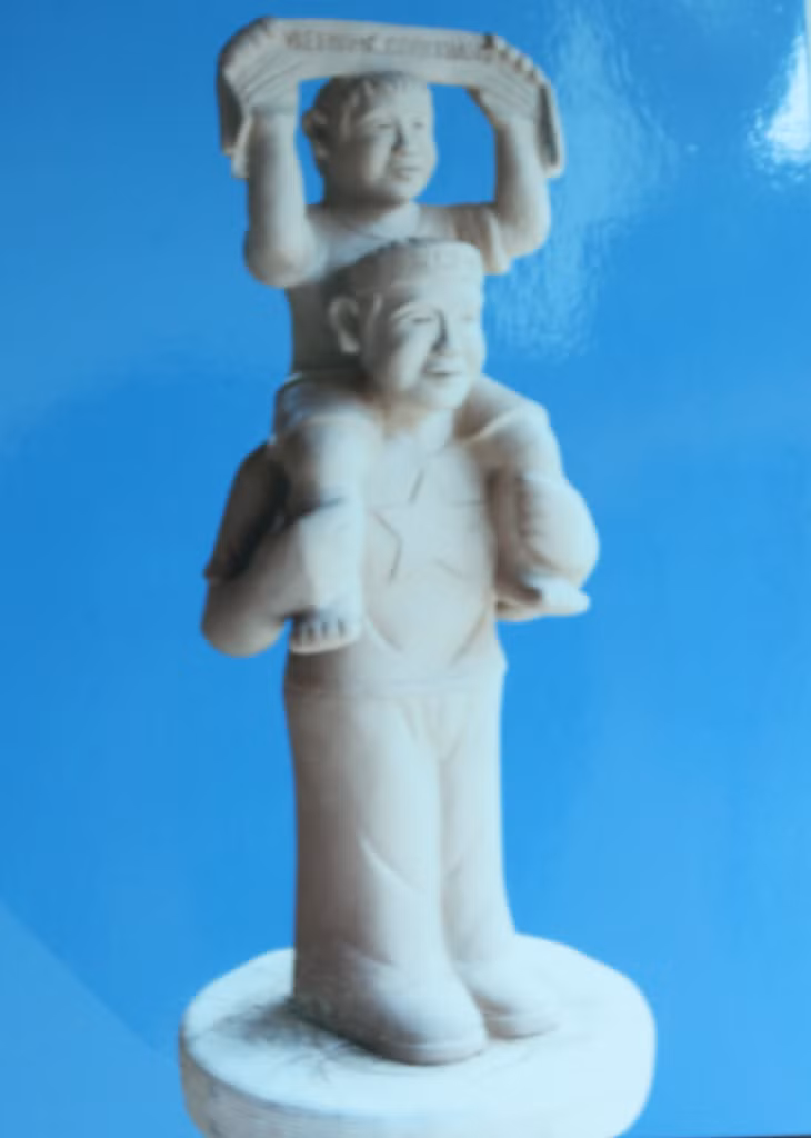 "Truyền lửa"- tượng gốm của Lê Trọng Mỹ.
