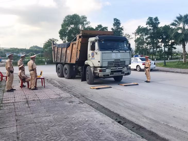 Đội CSGT số 2 kiểm tra tải trọng trên QL279