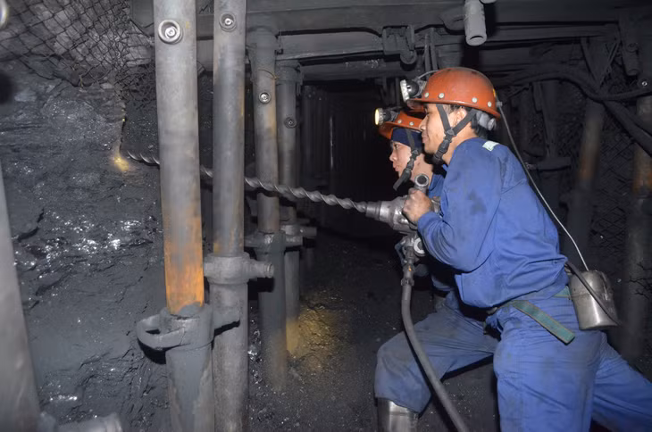 Thợ lò thường xuyên phải làm việc trong môi trường độc hại nên dễ bị mắc các BNN.