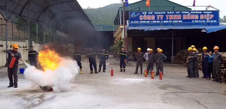 Công an TX Quảng Yên cùng Công ty TNHH Hồng Điệp thực tập phương án chữa cháy và CNCH 