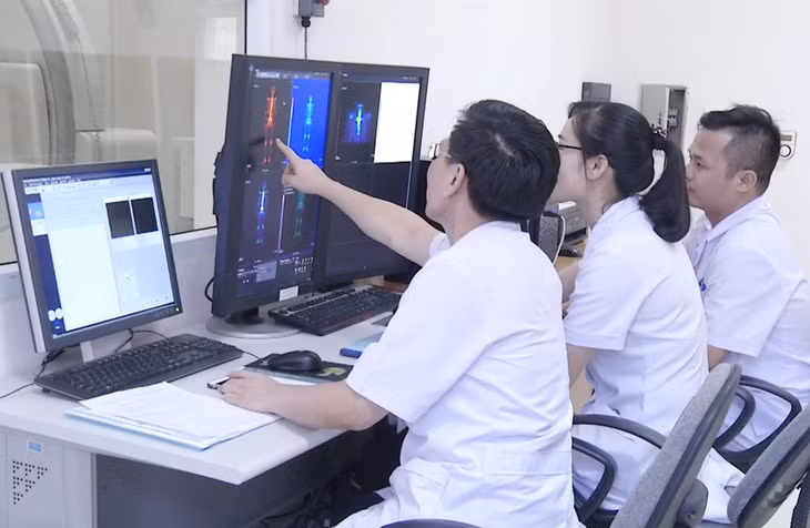 Các thiết bị y tế được đầu tư hiện đại và kết nối thông minh. Ảnh chụp tại Bệnh viện Bãi Cháy.