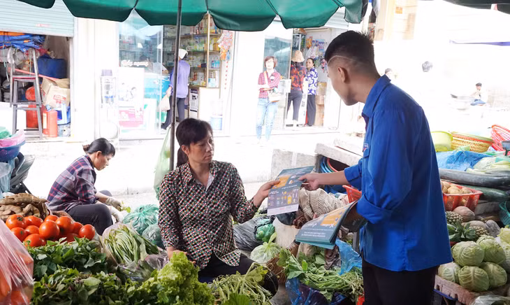 Phát tờ rơi tuyên truyền phòng, chống rác thải nhựa cho các tiểu thương tại chợ Hạ Long I.