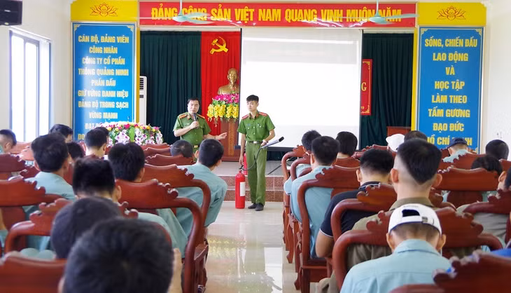 Công an TP Uông Bí truyền đạt các văn ban pháp luật về PCCC đến CBCNV 2 đơn vị .