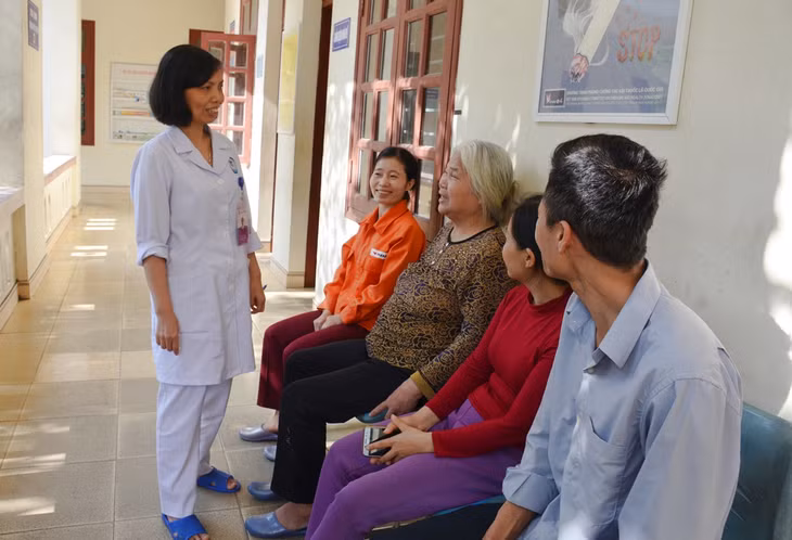 Bác sĩ của Bệnh viện hỏi thăm, động viên người bệnh đến khám chữa bệnh tại Bệnh viện.