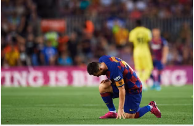  Hình ảnh này khiến nhiều cổ động viên Barca lo lắng.