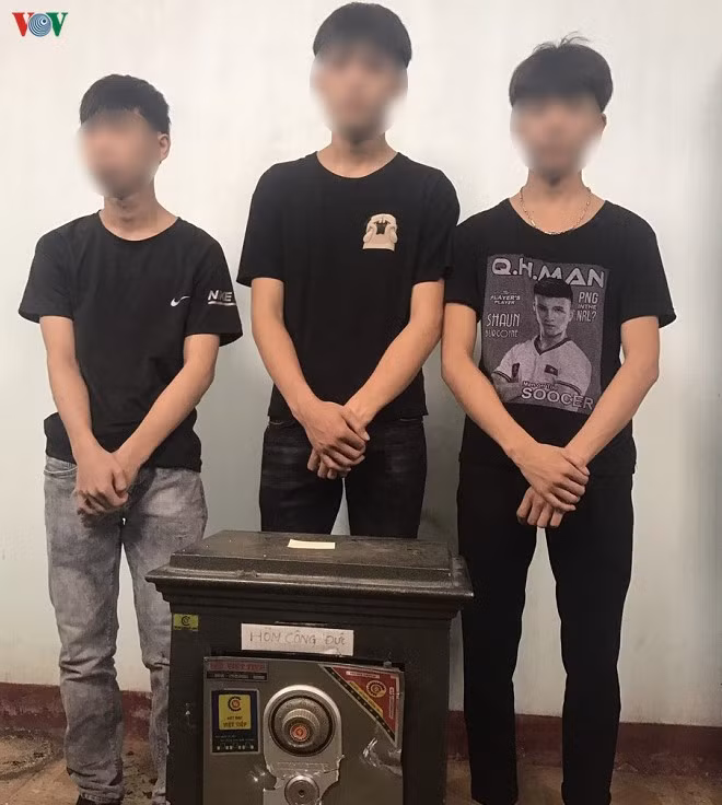  Ba đối tượng cùng tang vật tại cơ quan điều tra (Ảnh: CAHT).