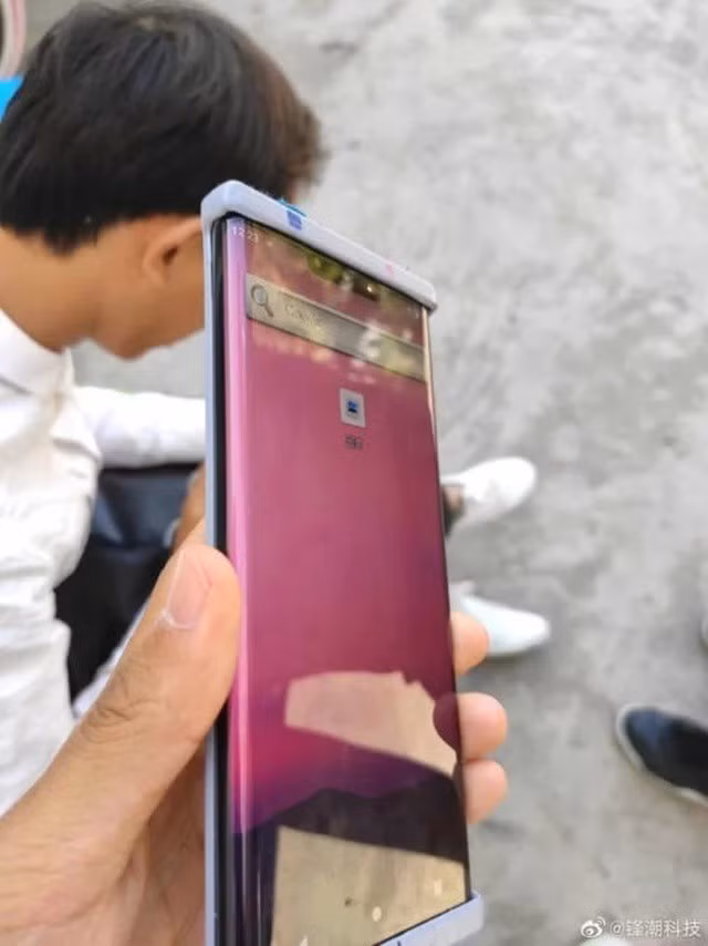Ảnh thực tế Mate 30 Pro cho thấy chiếc smartphone sở hữu màn hình "thác nước" với độ cong lớn