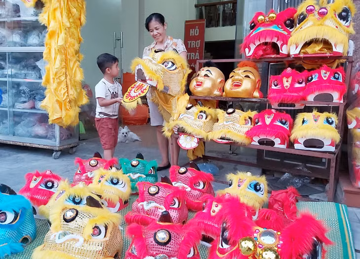 Những món đồ chơi truyền thống và hiện đại phong phú dịp Trung thu luôn thu hút các bạn nhỏ.