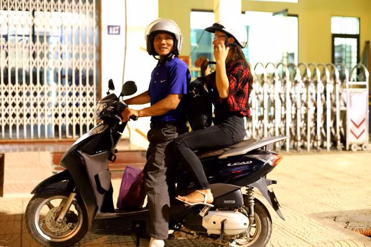  Nhà ở Bãi Cháy (TP Hạ Long) nên thay vì phải đưa con gái lên tận Kỳ Thượng, từ nay, ông Tạ Trọng Hợp, bố cô giáo Huôn