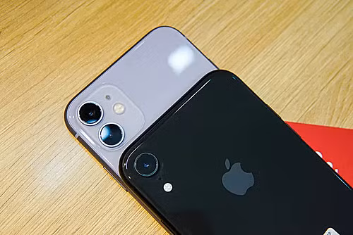 iPhone 11 là bản nâng cấp của iPhone XR với màu sắc mới và thêm camera góc chụp siêu rộng.