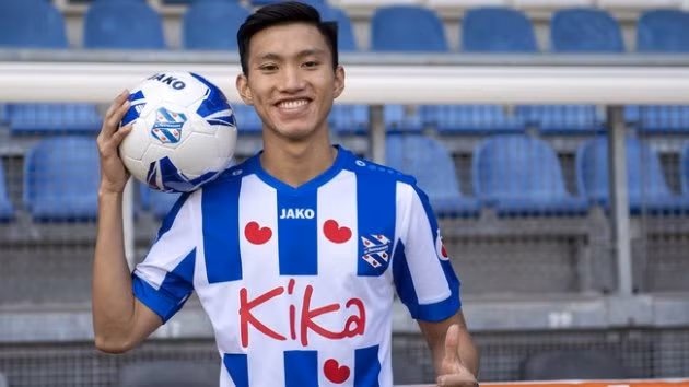  Văn Hậu lỡ trận gặp Ajax.