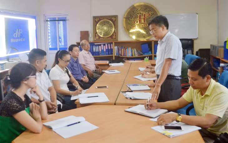 Đoàn công tác của BHXH tỉnh và BHXH TP Hạ Long làm việc với Công ty CP Hương Việt về tình trạng nợ đọng BHXH kéo dài.