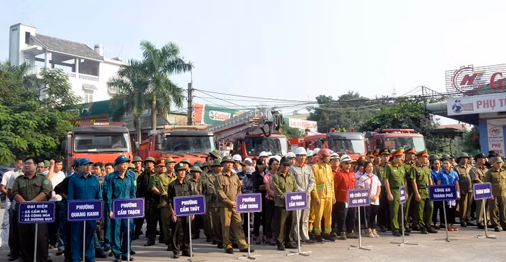 Đông đảo các lực lượng và nhân dân địa phương tham gia dự mít tinh.