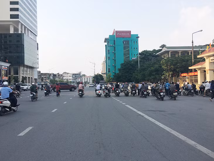  tình trạng phụ huynh dừng, đậu xe trên vỉa hè, dưới lòng, lề đường để đón con khiến giao thông hỗn loạn, nghiêm trọng nhất là tại các trục đường có các trường đồng loạt tan học như ba trường tiểu học Đặng Văn Ngữ, THPT Hàn Thuyên, THCS Ngô Tất Tố cùng nằm trên đường Đặng Văn Ngữ 