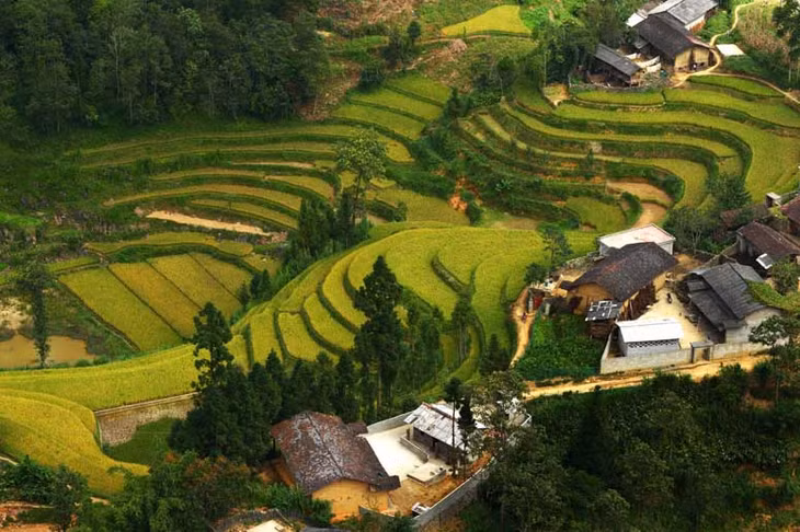 Bản Lô Lô Chải dưới chân cột cờ Lũng Cú.