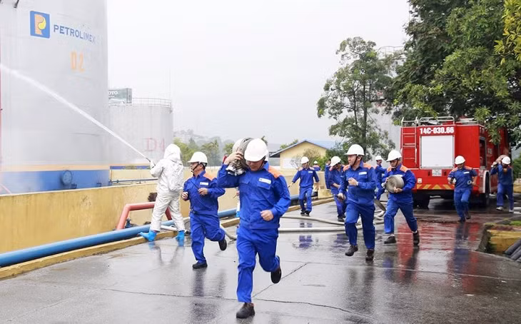 Lực lượng chữa cháy của Công ty thường xuyên thực tập huấn luyện các phương án chữa cháy, CNCH nhằm chủ động giải quyết mọi tình huống khi sự cố xảy ra đảm bảo hiệu quả cao nhất.