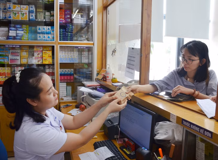 Sử dụng túi giấy đựng thuốc tại quầy thuốc của Bệnh viện Sản Nhi Quảng Ninh.