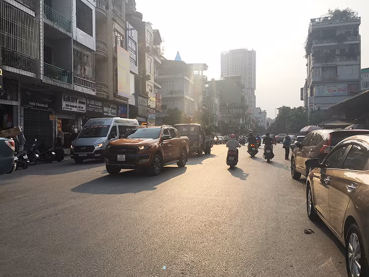 Từ xe đạp, xe máy đến ô tô dừng đỗ không đúng nơi quy định là một trong những nguyên nhân gây ùn tắc giao thông.