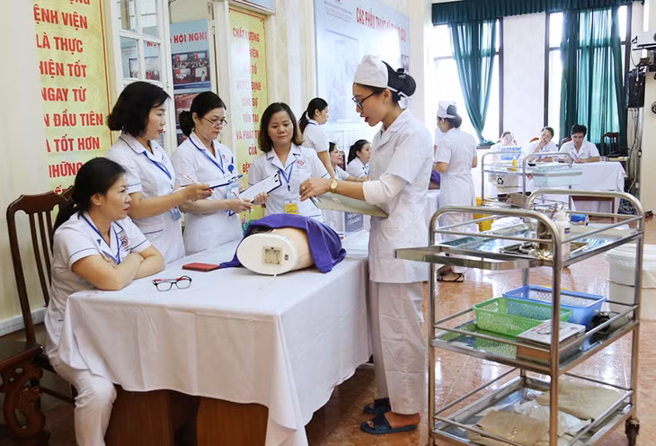 Các thí sinh tham gia kỳ thi tuyển dụng vị trí điều dưỡng tại Bệnh viện Đa khoa tỉnh Quảng Ninh