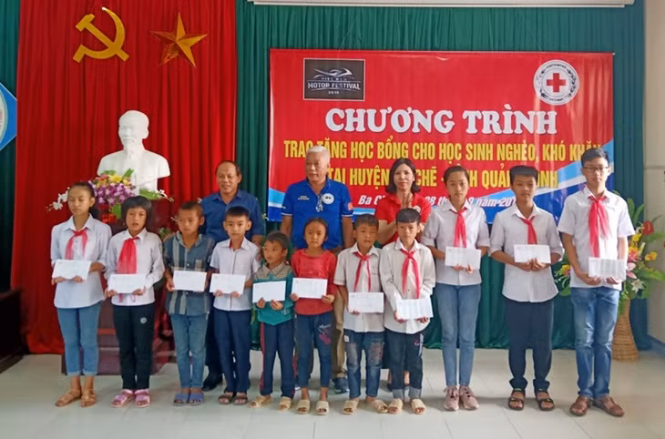 Lãnh đạo Hội CTĐ tỉnh, Liên đoàn Mô tô và Xe đạp thể thao Quảng Ninh và huyện Ba Chẽ trao học sinh nghèo trên địa bàn huyện Ba Chẽ.