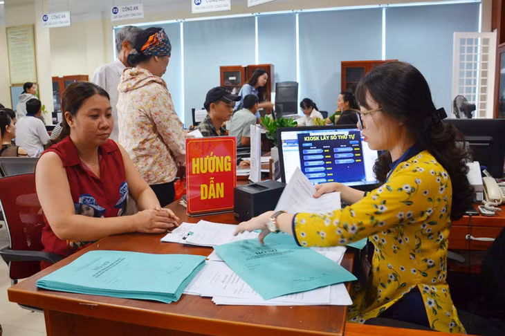 Nhân viên Trung tâm Hành chính công TP Hạ Long trả hồ sơ của người dân bằng các túi giấy thay vì túi nhựa như trước đây.
