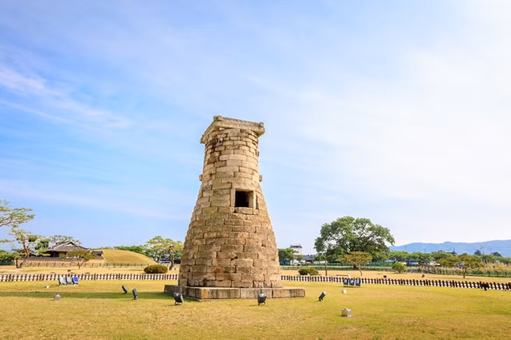  Đài thiên văn Cheomseongdae Đây là đài quan sát thiên văn lâu đời nhất còn sót lại ở châu Á. Công trình được hoàng hậu Seondeok của vương triều Silla xây dựng nhằm hỗ trợ nông nghiệp. Kết cấu đài quan sát được xây từ 362 khối đá tượng trưng cho 362 ngày trong năm âm lịch. 27 lớp xếp tầng, gồm 3 lớp giữa trùng vào vị trí cửa sổ, 12 lớp phía trên và 12 lớp phía dưới tương ứng với 12 tháng trong năm. Ảnh: ARTYOORAN.