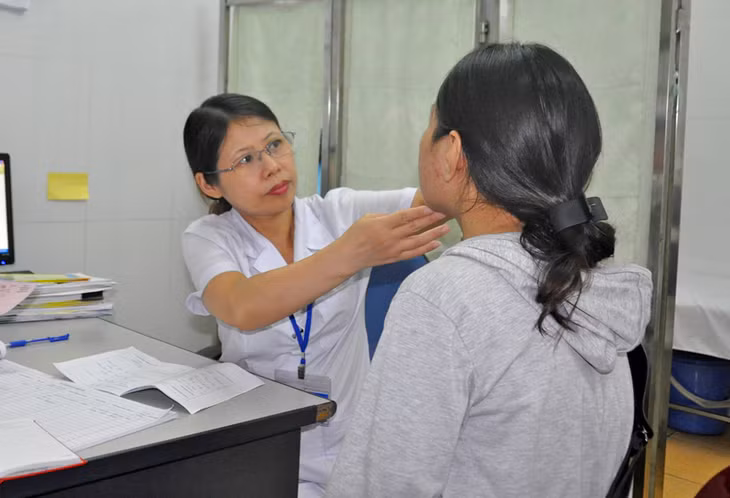 Khám bệnh về da cho bệnh nhân tại Trung tâm Phòng chống bệnh xã hội tỉnh. Ảnh: Thu Nguyệt