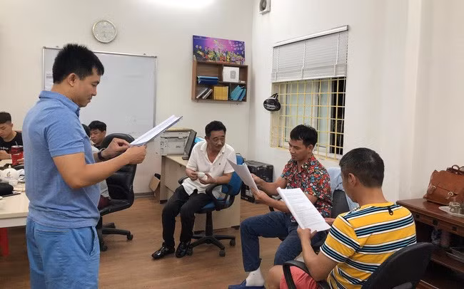 Đạo diễn - NSƯT Đỗ Thanh Hải trao đổi kịch bản cùng bộ ba Ngọc Hoàng - Nam Tào - Bắc Đẩu (Ảnh: VFC)