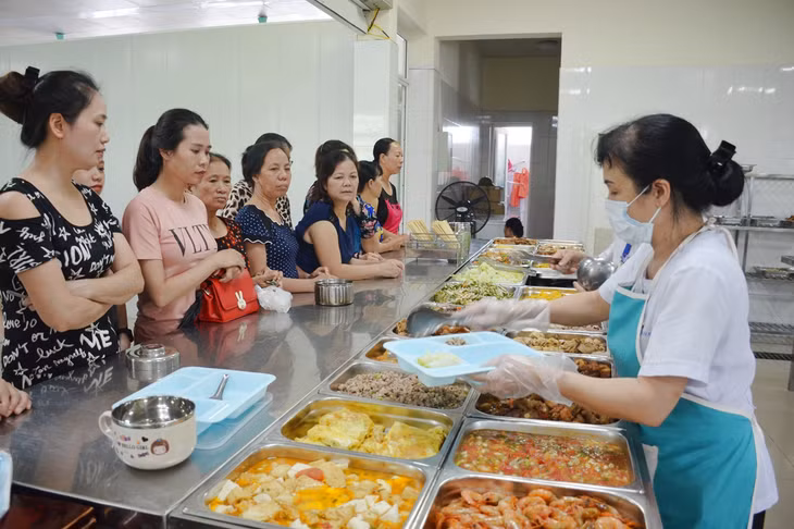 Tại căng tin Bệnh viện đã sử dụng những vật dụng tái sử dụng, thân thiện với môi trường, thay thế đồ nhựa dùng một lần.