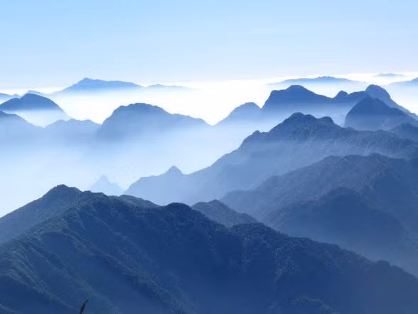 Dãy Hoàng Liên Sơn nhìn từ đỉnh Fansipan