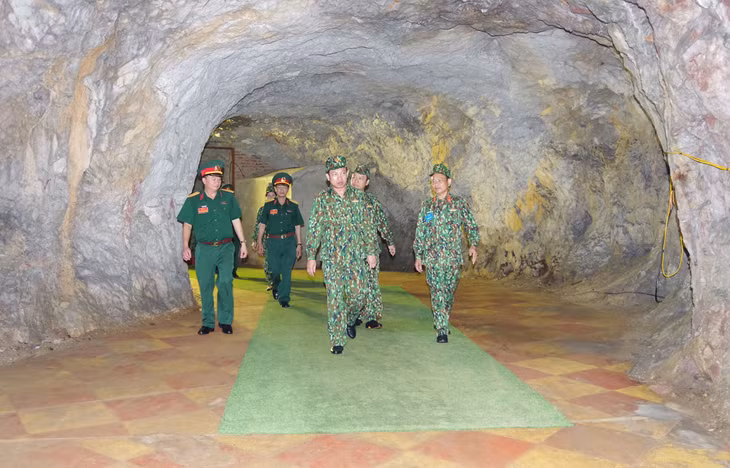 : Đồng chí Nguyễn Xuân Ký, Bí thư Tỉnh ủy thăm, kiểm tra căn cứ chiến đấu thành phố Cẩm Phả.