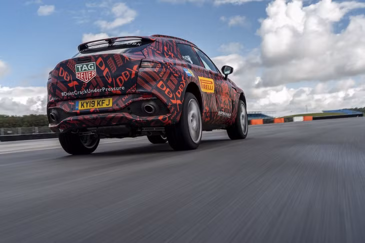 Aston Martin DBX sẽ được trang bị động cơ V8 4.0 lít, tăng áp kép có khả năng cung cấp công suất 542 mã lực.
