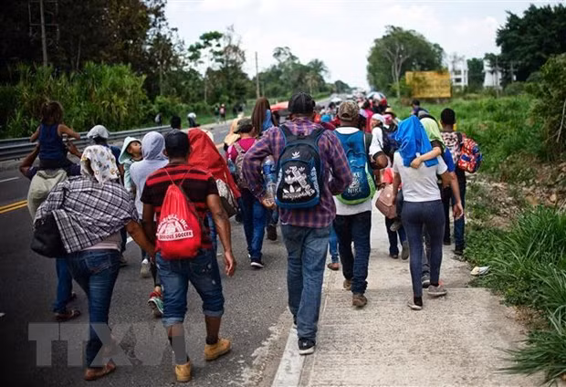 Người di cư Trung Mỹ tại Tapachula, bang Chiapas, Mexico, ngày 12/4, trong hành trình tới Mỹ. (Ảnh: AFP/TTXVN)