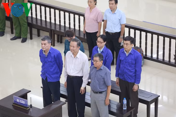 Các bị cáo nghe tuyên án. (Ảnh: Trọng Phú)