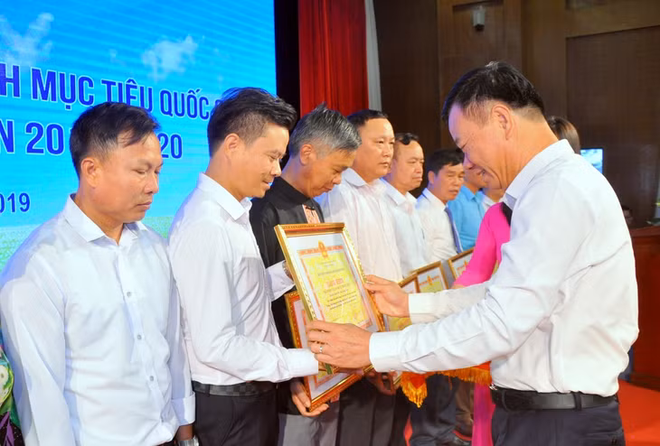 Các tập thể, cá nhân có thành tích xuất sắc trong thực hiện nhiệm vụ xây dựng NTM giai đoạn 2016-2020 được nhận Bằng khen của UBND tỉnh.