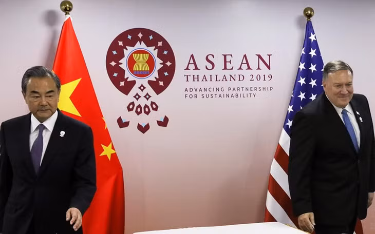 Ngoại trưởng Trung Quốc Vương Nghị (bìa trái) và người đồng cấp Mỹ Mike Pompeo tại một sự kiện của ASEAN ở Thái Lan năm 2019. Ảnh: Reuters.
