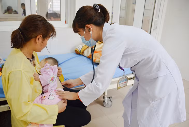 Khoa Các bệnh nhiệt đới, Bệnh viện Sản Nhi tỉnh) thăm khám cho bệnh nhi mắc ho gà.